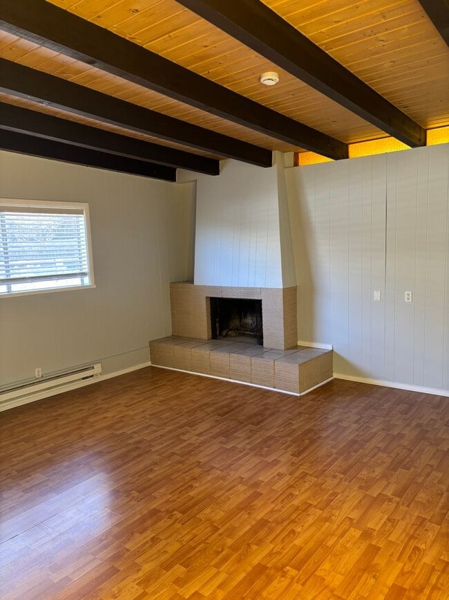 Building Photo - Foothills beauty! Must see!