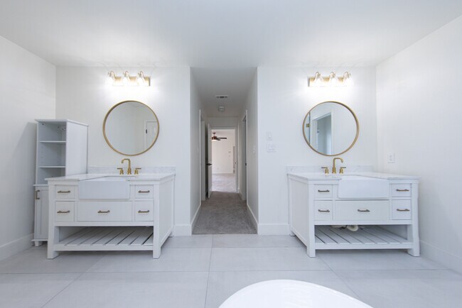 Master Bathroom - 3501 Downing Dr