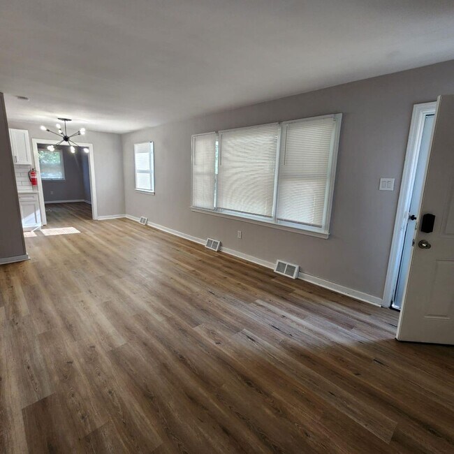 Building Photo - Spacious 3-Bedroom Rancher with Family Roo...
