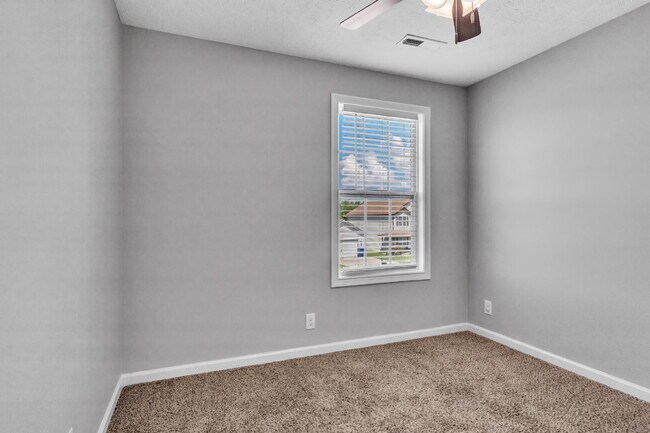 Building Photo - 3 bedroom home with fenced in backyard clo...