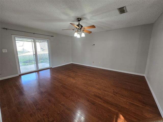 Building Photo - 301 E 6th St