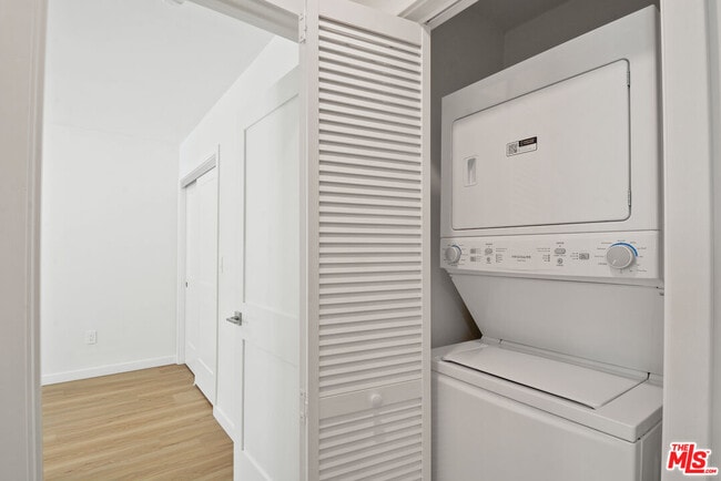 Building Photo - 2617 Carmona Ave