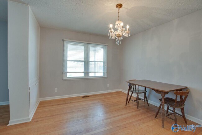 Building Photo - 2508 Gladstone Dr NE