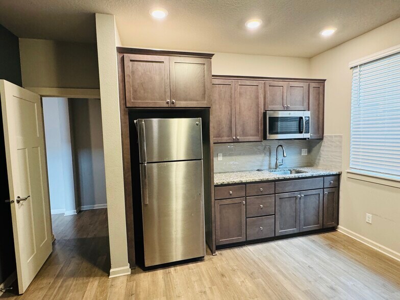 ADU Kitchenette - 4124 SW Mawrcrest Ave