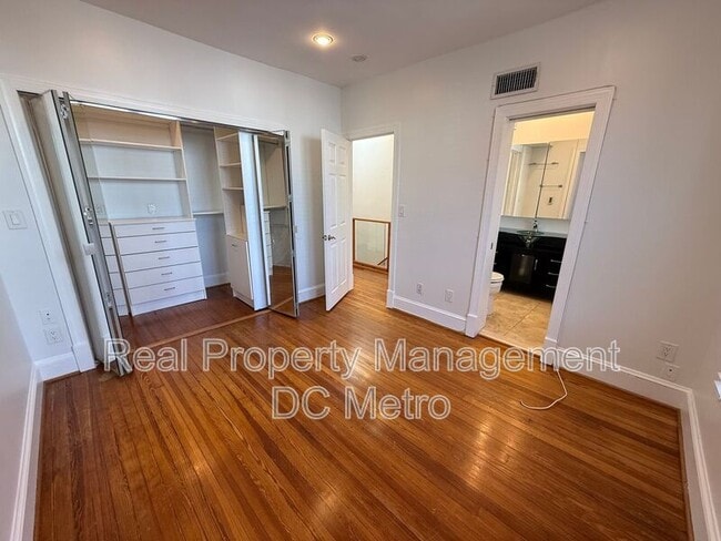 Building Photo - 2131 Newport Pl NW