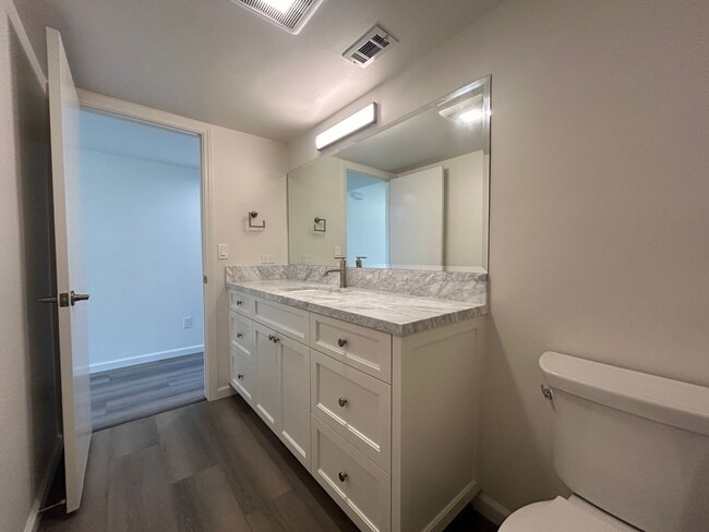 Building Photo - Spacious Newly Remodeled Townhome in Bonsa...