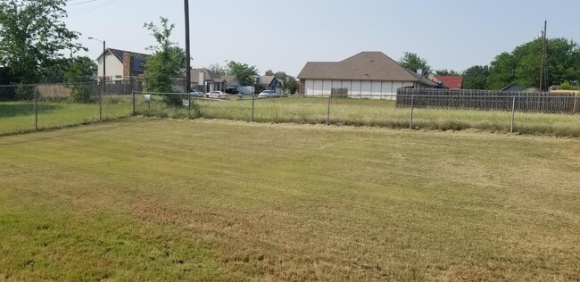 Building Photo - 3701 Daniels Dr