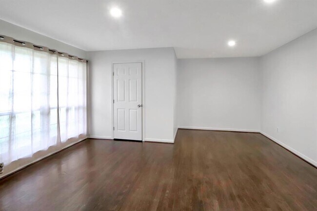 Building Photo - 5602 Sylmar Rd