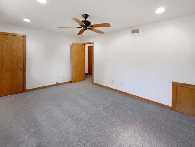 Building Photo - 3 Bed Shoreview Townhome