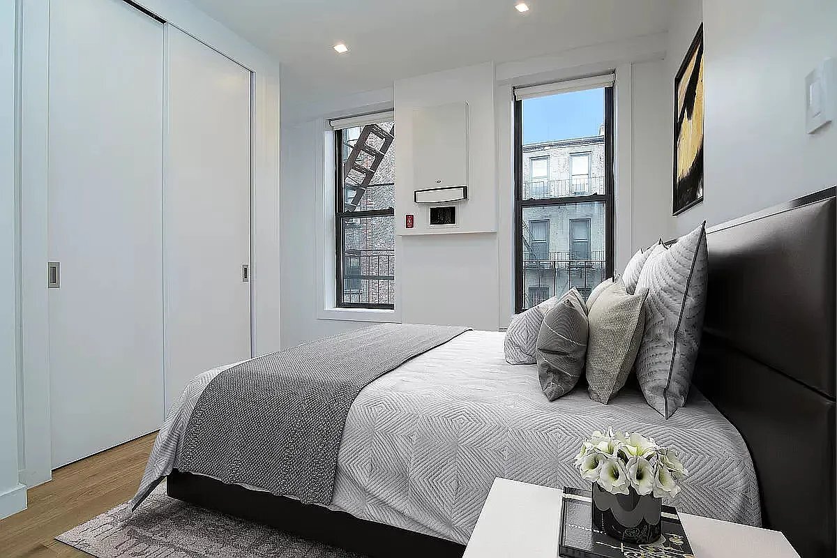 Building Photo - 137 Thompson St