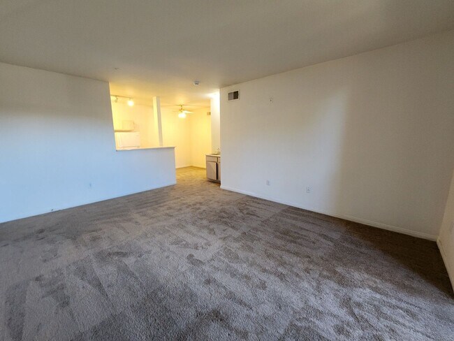 Building Photo - Fantastic, well maintained 2 bedroom condo.