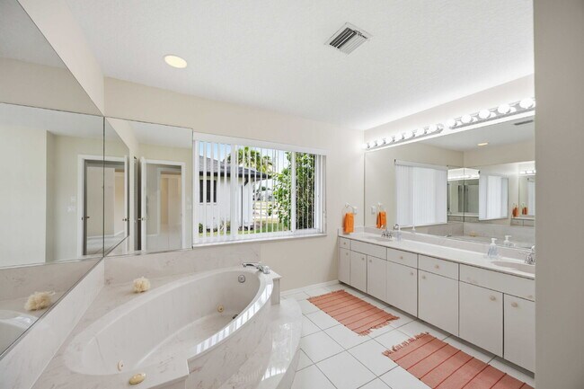 Building Photo - "Spacious 3-Bedroom Retreat with 2 Full Baths in Rotonda West Pinehurst!"
