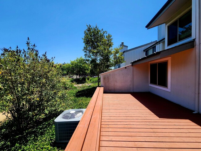 Building Photo - Spacious & bright 3 bedroom 2 bath home in...
