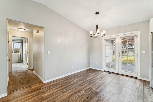 Building Photo - 2036 E Oakridge Ct