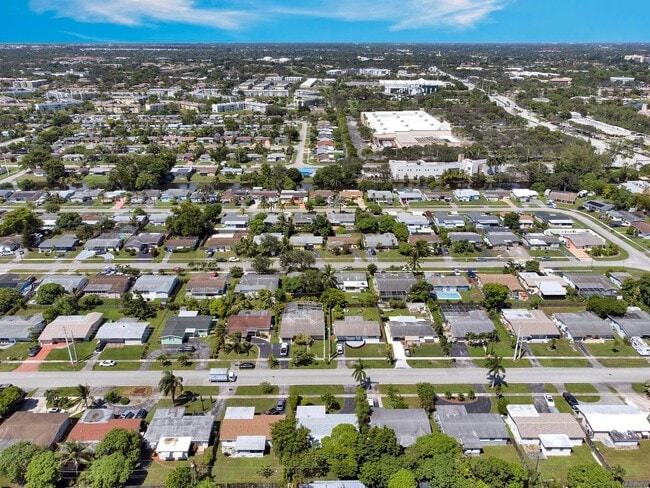 Building Photo - Sunrise Gem: Updated 2-Bed, 2-Bath with Ga...