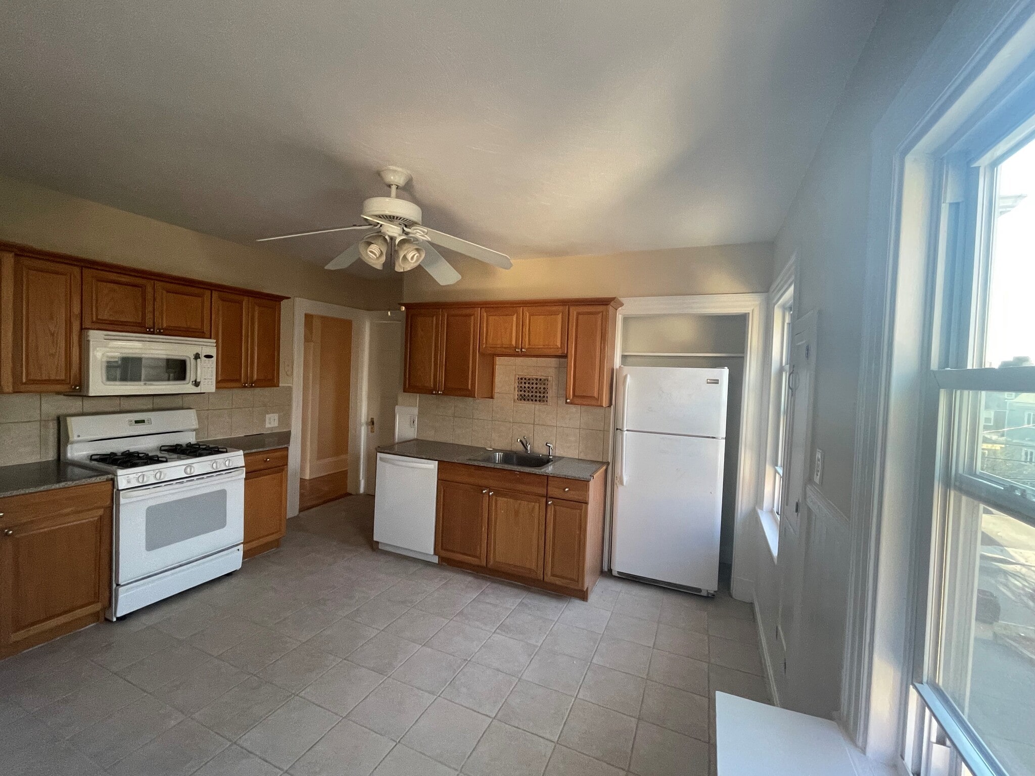 Kitchen - 24 Hall Ave