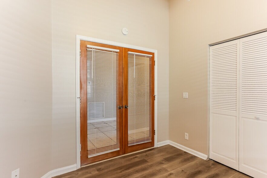 Building Photo - 12020 Glenmore Dr