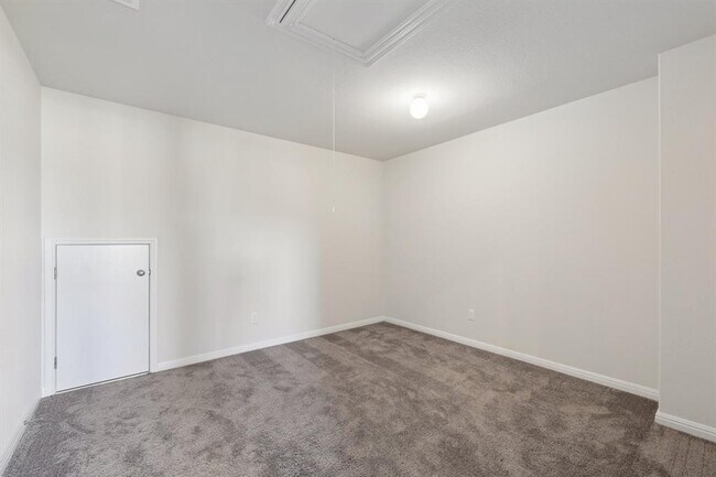 Building Photo - 308 Castlefields St