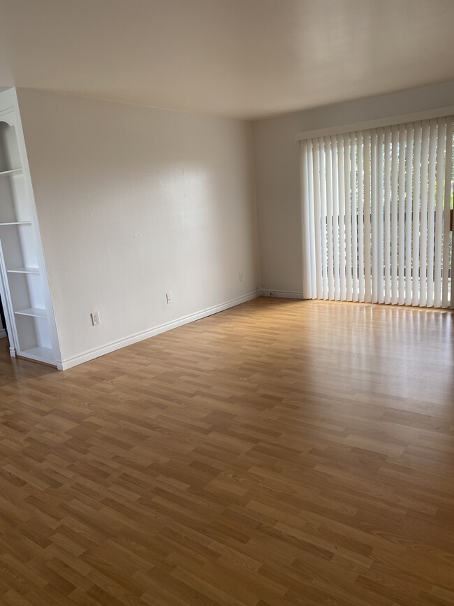 Large living with laminate floors. - 12200 Montecito Rd