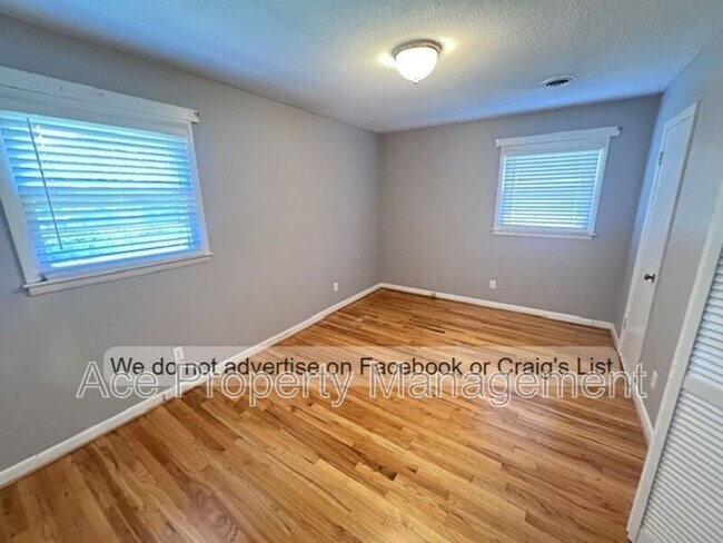 Building Photo - 255 Greenbriar Dr