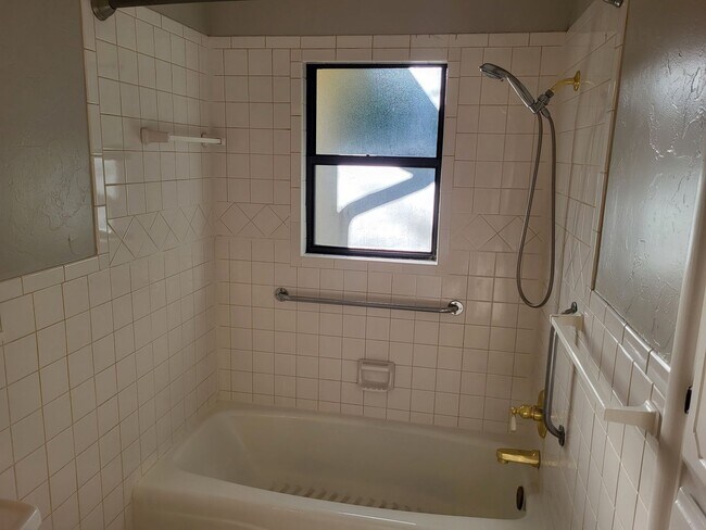 Building Photo - Beautiful 3 bedroom house with granite countertops and central heat and air