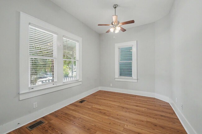 Building Photo - 311 W 39th St