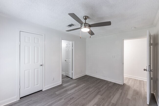 Building Photo - 151 Varsity Dr