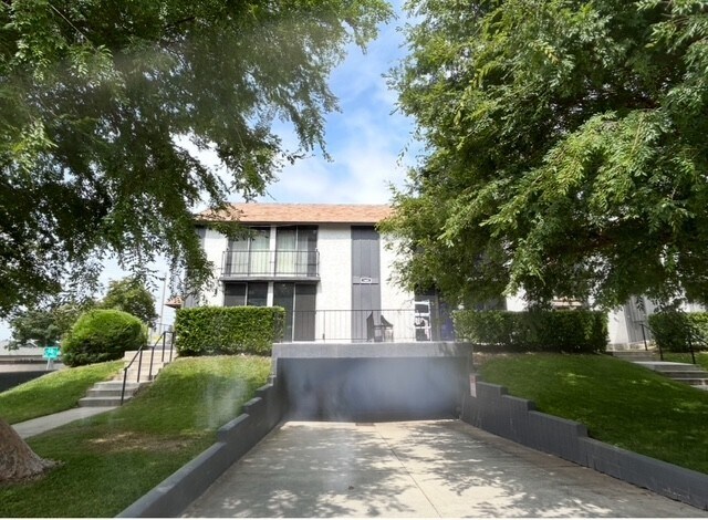 Building Photo - 1635 E Cypress St