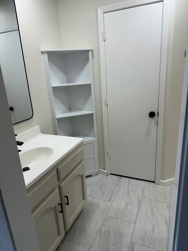 Building Photo - 8608 Brookridge Dr