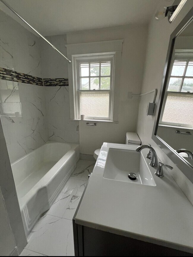 Building Photo - Renovated 3 Bedroom End Unit Available Now!