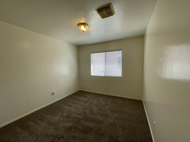 Building Photo - 114 E Medina Rd