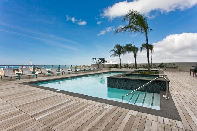 Building Photo - BEAUTIFUL 1 BEDROOM UNIT IN THE COLLECTION