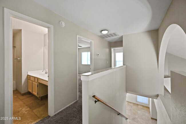 Building Photo - 1022 W Estrella Dr