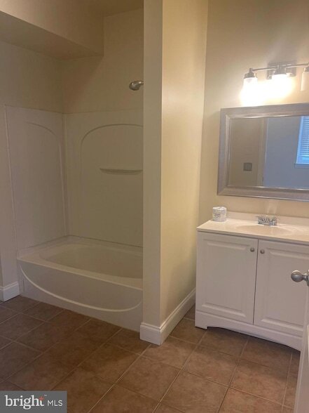 Building Photo - 609 Summit Ave