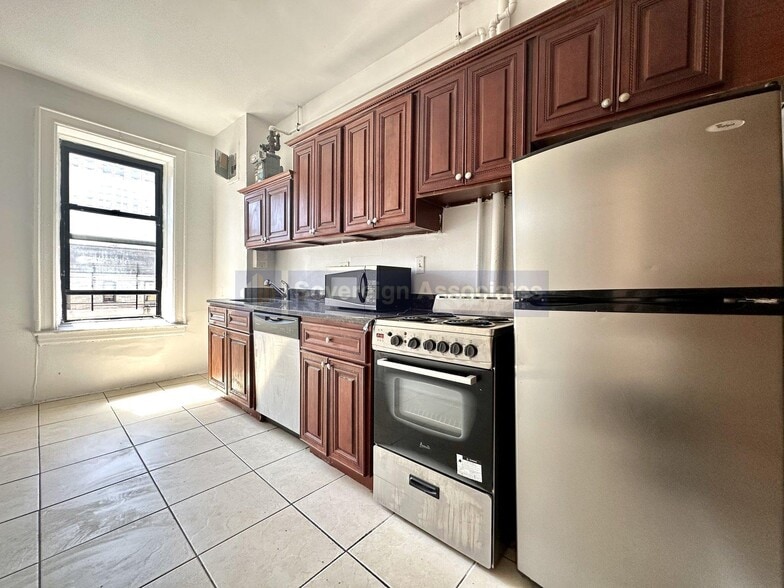 Building Photo - 3139 Broadway