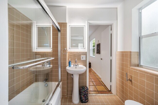 Building Photo - 49 River Dr