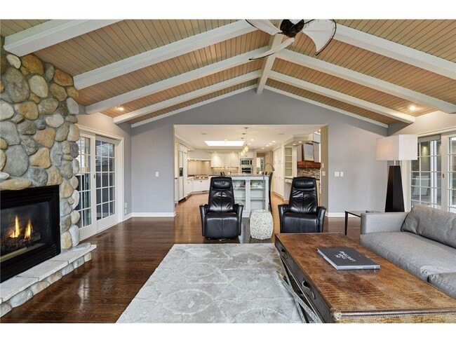 Building Photo - 3135 Shoreline Dr