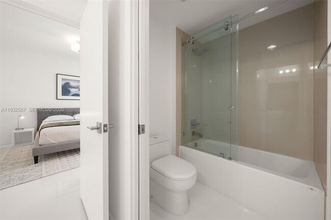 Building Photo - 600 NE 27th St