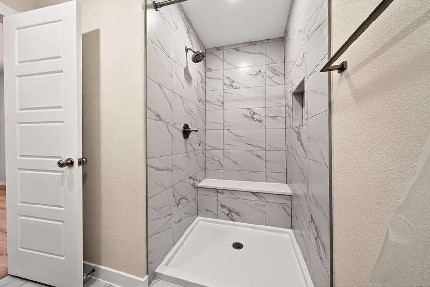 Building Photo - 631 E Mistletoe
