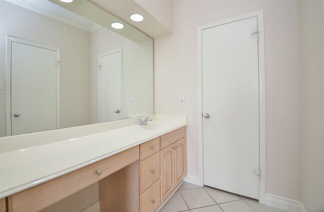 Building Photo - 306 Wilcrest Dr