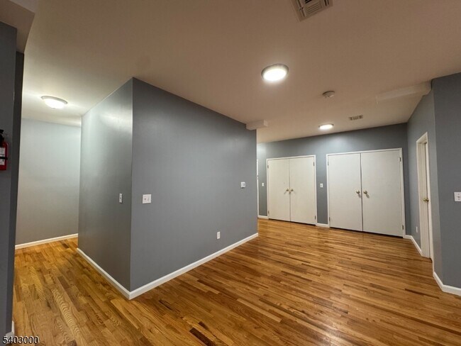 Building Photo - 610 Devon St