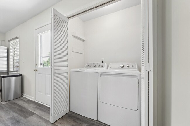 Building Photo - 214 Bridgefield Pl