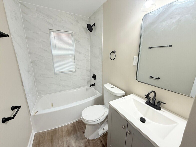 Building Photo - This beautifully updated 3-bedroom, 1-bath single-family home is ready for move-in!