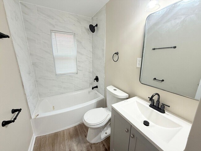 Building Photo - This beautifully updated 3-bedroom, 1-bath...