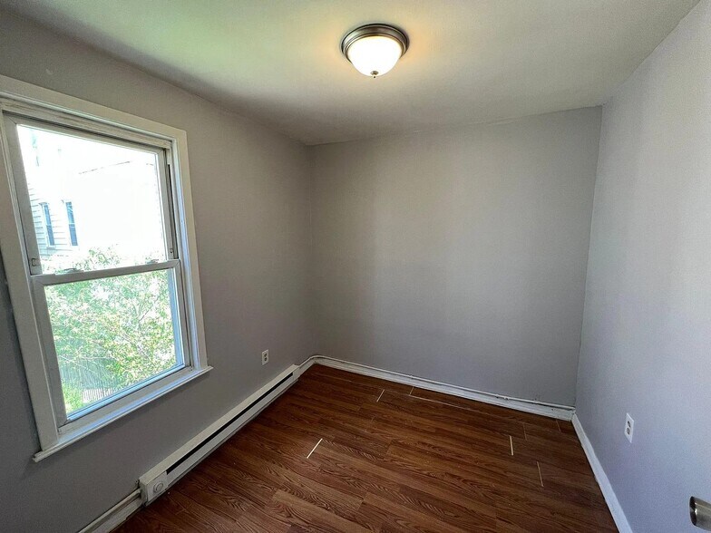 Building Photo - 142 Inslee Pl