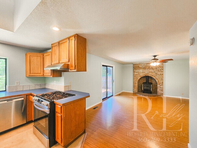Building Photo - Ridgetop Home in Quiet Neighborhood