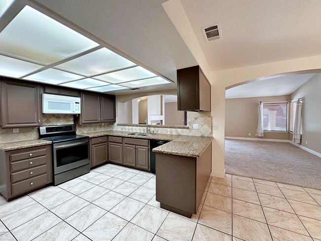 Building Photo - Green Valley Luxury Single Story: Pool, Putting Green, 4 Bedrooms, SOLAR!