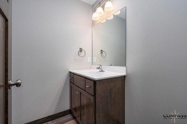 Building Photo - SPACIOUS AND MODERN TOWNHOME
