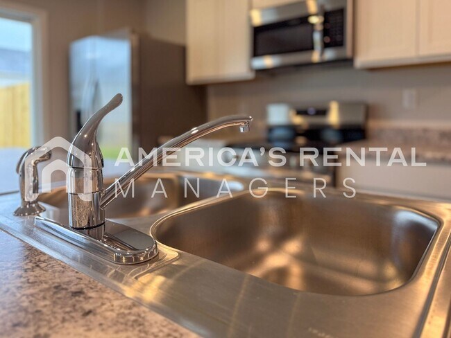 Building Photo - Escape to Lakeside Living in Lincoln! Available to View Now!!!