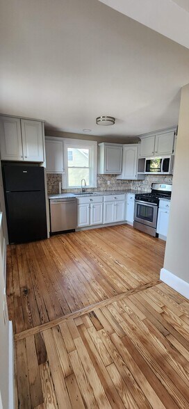 Kitchen - 723 N Adams St
